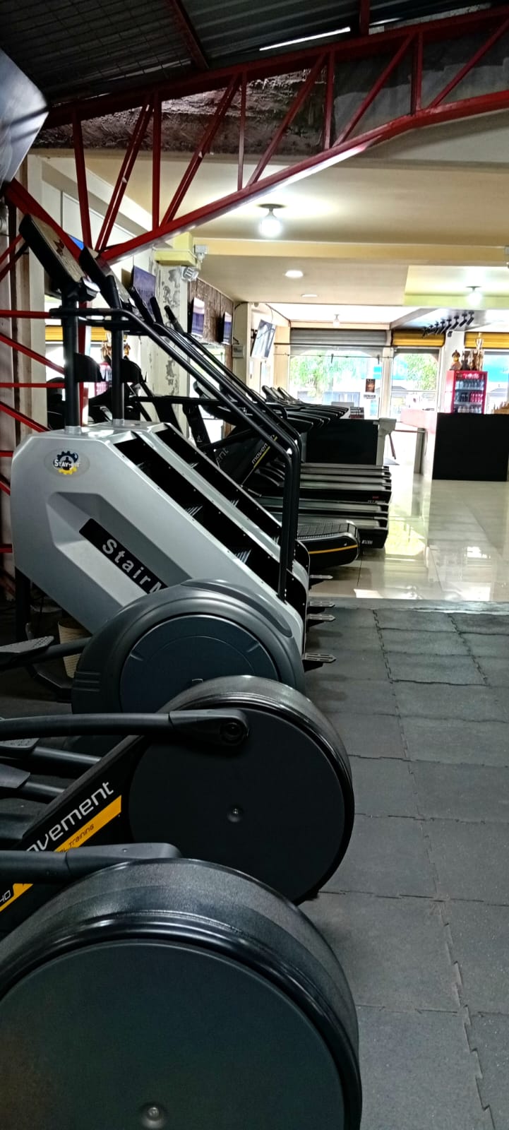 Cardio y escaleras del gimnasio