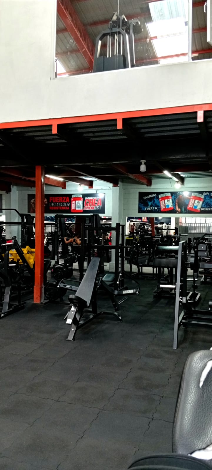 Sala amplia de máquinas y pesas